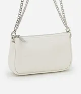 Cartera baguette color blanco con textura croco, asa corta y correa de cadena plateada.