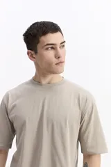 Remera lisa oversize de algodón, color azul claro, con escote redondo y mangas cortas.