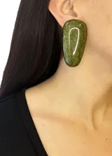 Aros colgantes rectangulares de resina brillante color verde oliva con diseño craquelado.