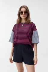 Short azul marino de corte clásico con cintura elástica fruncida y bolsillos laterales.