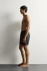 Short de baño negro de tejido técnico, con cintura elástica ajustable con cordón, bolsillos laterales y forro interior, perteneciente a la colección especial Aaron Levine x Zara.