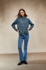 Jean de corte oxford en color negro, con tiro medio y ajuste en la cintura y caderas, ensanchándose desde la rodilla hacia el ruedo.