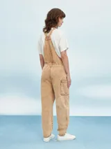 Mono largo de denim celeste con breteles regulables y lazo en la cintura.