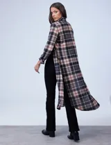 Camisa larga de cuadrillé roja, negra y gris, de la marca New York Laundry. Tiene cuello con solapa, abertura central con botones, mangas largas regulables con presilla y botón, y tajos laterales.