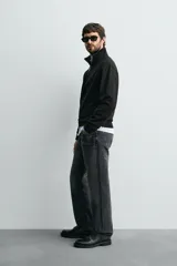 Sudadera roja de corte regular, con cuello alto y cierre frontal de cremallera. Manga larga y terminaciones en rib.