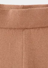 Pantalón tejido de punto color tostado con una franja lateral clara, de corte holgado y pernera ancha.
