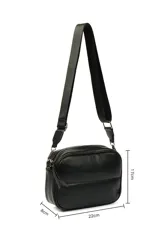Bandolera negra de cuero sintético con correa ajustable y bolsillos.