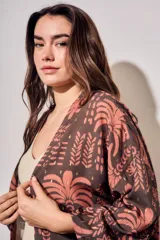 Kimono de viscosa color cobre con estampado de hojas y palmeras, de manga corta tres cuartos y diseño abierto y fluido.