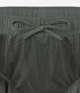 Bermuda deportiva Get Over confeccionada en tejido tecnológico de microfibra con elasticidad. Presenta cintura elástica con cordón interno de ajuste, bolsillos laterales y detalle de estampa reflectiva en el lateral. Diseño ligero y de secado rápido.