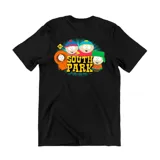 Remera de algodón color beige con estampa pequeña en el pecho del personaje Kenny de South Park sosteniendo un cartel que dice 'Don't kill Kenny'.