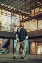 Remerón verde oscuro con efecto stone wash y estampado en la espalda de una escultura con gafas de sol y texto.