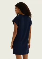 Vestido corto azul de manga corta, con cuello redondo y diseño recto y holgado.