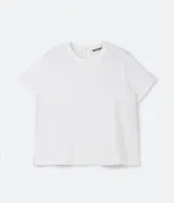 Blusa de manga corta color beige, confeccionada en tela texturizada. Presenta cuello redondo con detalle de pespuntes y cierre trasero con botón en forma de lágrima.