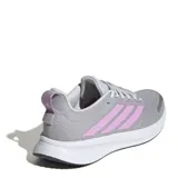 Championes Adidas Runblaze para mujer, color gris con tres franjas laterales en color rosado. Presentan una suela blanca con tecnología Cloudfoam y detalles en la puntera y talón en gris oscuro.