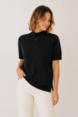 Remera de hilo y viscosa color negro, con cuello alto y mangas cortas, de corte recto con aberturas laterales en el dobladillo.