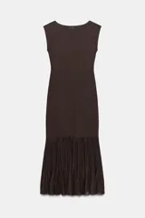 Vestido midi de punto color marrón, sin mangas, con cuello redondo y diseño ajustado que presenta el bajo con acabado plisado.