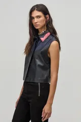 Chaleco negro de cuero con cuello camisero en color borgoña y azul, sin mangas y con cierre frontal de botones.