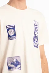 Remera unisex de corte holgado en color beige, con estampado gráfico en azul que incluye motivos japoneses y texto.