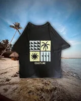 Remera negra oversize de algodón con estampado en la espalda con motivos playeros y la palabra "Coastline".