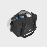 Bolso Adidas negro con logo blanco, con doble asa de mano y correa de hombro ajustable. Incluye bolsillo frontal con cierre, bolsillo interior para botella y sistema de cordones para sujetar el mat de yoga.