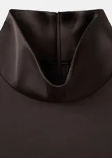 Blusa de tejido satinado color marrón, de corte recto, sin mangas y con cuello alto. Cuenta con cierre de cremallera en la parte posterior.