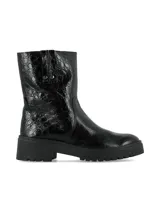 Bota de caña media con acabado en cuero símil croco brillante, suela track de goma y cierre lateral interno.