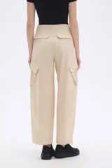 Pantalon cargo de tiro bajo en color beige, con bolsillos laterales amplios y cintura ajustable con cordón.