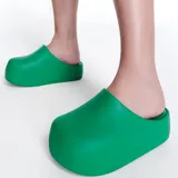Sandalia tipo zueco de plataforma Melissa modelo Free Clog Up, color verde, de diseño moderno y acabado mate.