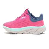 Championes deportivos Diadora modelo Proton para mujer, color rosa vibrante con detalles en azul claro y azul oscuro. Presentan una capellada de tejido técnico con textura ondulada, logo Diadora en el lateral, cuello acolchado azul oscuro y una suela gruesa con entresuela en gris claro y una banda decorativa en azul claro.