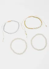 Set de cuatro pulseras elásticas con cuentas de perlas sintéticas y esferas metálicas doradas y plateadas. Dos pulseras son de perlas y dos son de esferas con perlas intercaladas.
