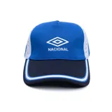 Gorra deportiva Umbro del Club Nacional de Football, modelo Trener. Diseño en color azul y azul marino con detalles perforados blancos en los laterales y líneas en contraste en la visera. Incluye el logo de Umbro y la inscripción "Nacional" bordados al frente.