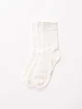 Pack de tres pares de medias blancas de caña media, con puño acanalado y logo de la marca "LUCCE" en el lateral del pie.
