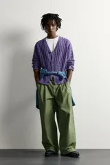Cárdigan regular fit de punto tejido en hilatura de algodón, colaboración Fruit of the Loom x Zara. Presenta cuello en V, manga larga, cierre frontal con botones oscuros y efecto lavado. Cuenta con acabados en rib y parche de la marca en el bajo.
