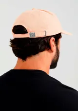 Gorra clásica color gris oscuro, con visera curva y diseño liso de seis paneles.