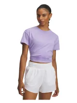 Remera deportiva de entrenamiento Under Armour, color lila, con diseño de ajuste cruzado en la cintura y cuello redondo. Confeccionada con tecnología UA RUSH™ que refleja la energía corporal, tejido elástico en cuatro direcciones y propiedades de secado rápido.