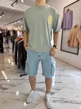 Bermuda de jean estilo cargo con bolsillos laterales con solapa y corte oversize.