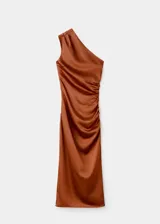 Vestido midi satinado color marrón, con diseño entallado, cuello asimétrico sin mangas, fruncido lateral y abertura en el bajo.