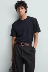 Camiseta de manga corta color azul marino oscuro, de corte regular fit y cuello redondo.