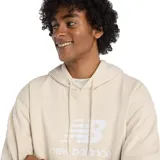 Buzo con capucha de felpa francesa color beige claro, con bolsillo canguro frontal y logo de New Balance estampado en el pecho.