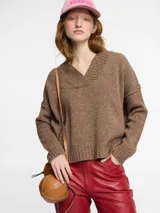 Sweater marrón de tejido de punto con escote en V y mangas largas.