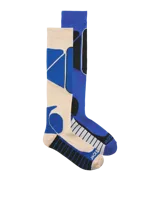Medias deportivas extra largas de diseño técnico, color beige con estampado geométrico en azul. Presentan refuerzos en la zona del pie con franjas negras y detalle de marca en la puntera.