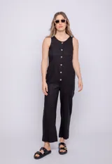 Mono negro sin mangas de lino y viscosa con botones veteados y dos bolsillos traseros.