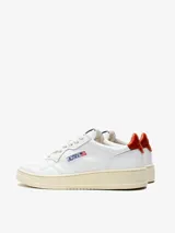 Championes Autry Medalist Low de cuero blanco con detalles en naranja en el talón y logo de la marca en el lateral.