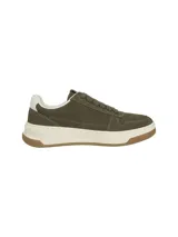 Zapatillas Tommy Jeans de corte bajo confeccionadas en ante de color verde militar, con suela chunky de goma blanca y detalle marrón en la suela inferior, cordones tono sobre tono y talón en contraste.