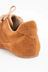 Zapatilla de perfil bajo confeccionada en gamuza color camel, con cordones jaspeados en tonos tierra y suela de goma dentada.