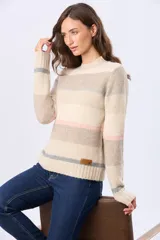 Buzo de tejido de punto con diseño de rayas horizontales en tonos beige, gris y rosado. Presenta cuello redondo, mangas largas y puños con terminación acanalada. Incluye un pequeño parche decorativo de cuero sintético en la parte inferior.