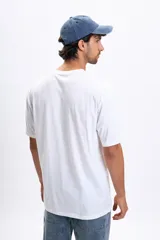 Remera oversize blanca de manga corta con estampado frontal que dice "SOME KIND OF AUTHENTIC FLAVOR TOP.000".