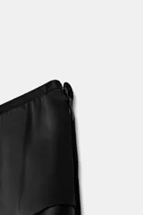 Shorts de tiro medio confeccionados en tejido satinado de color negro, con diseño de bajo con vuelo y cierre lateral con cremallera oculta.