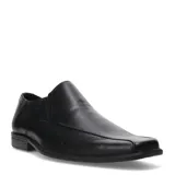 Zapato de vestir tipo slip-on color negro, confeccionado en cuero, con punta cuadrada y costuras decorativas en el empeine.