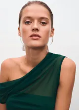 Top de fiesta color verde esmeralda, con diseño entallado, cuello asimétrico y fruncidos laterales. Confeccionado en tejido semitransparente con forro interior.